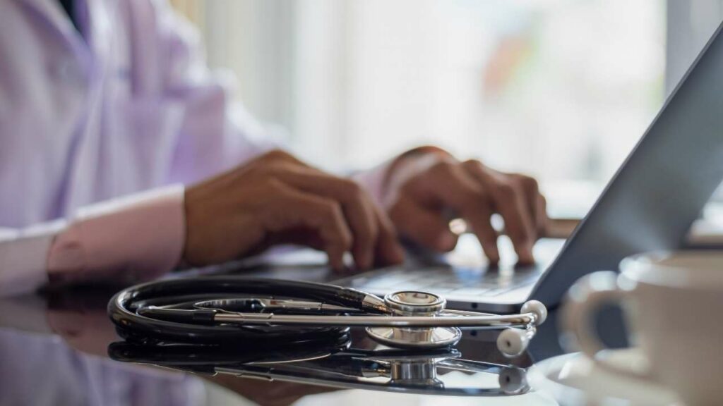 é importante ter todos os documentos atualizados, mesmo com um consultório médico usando a Telemedicina