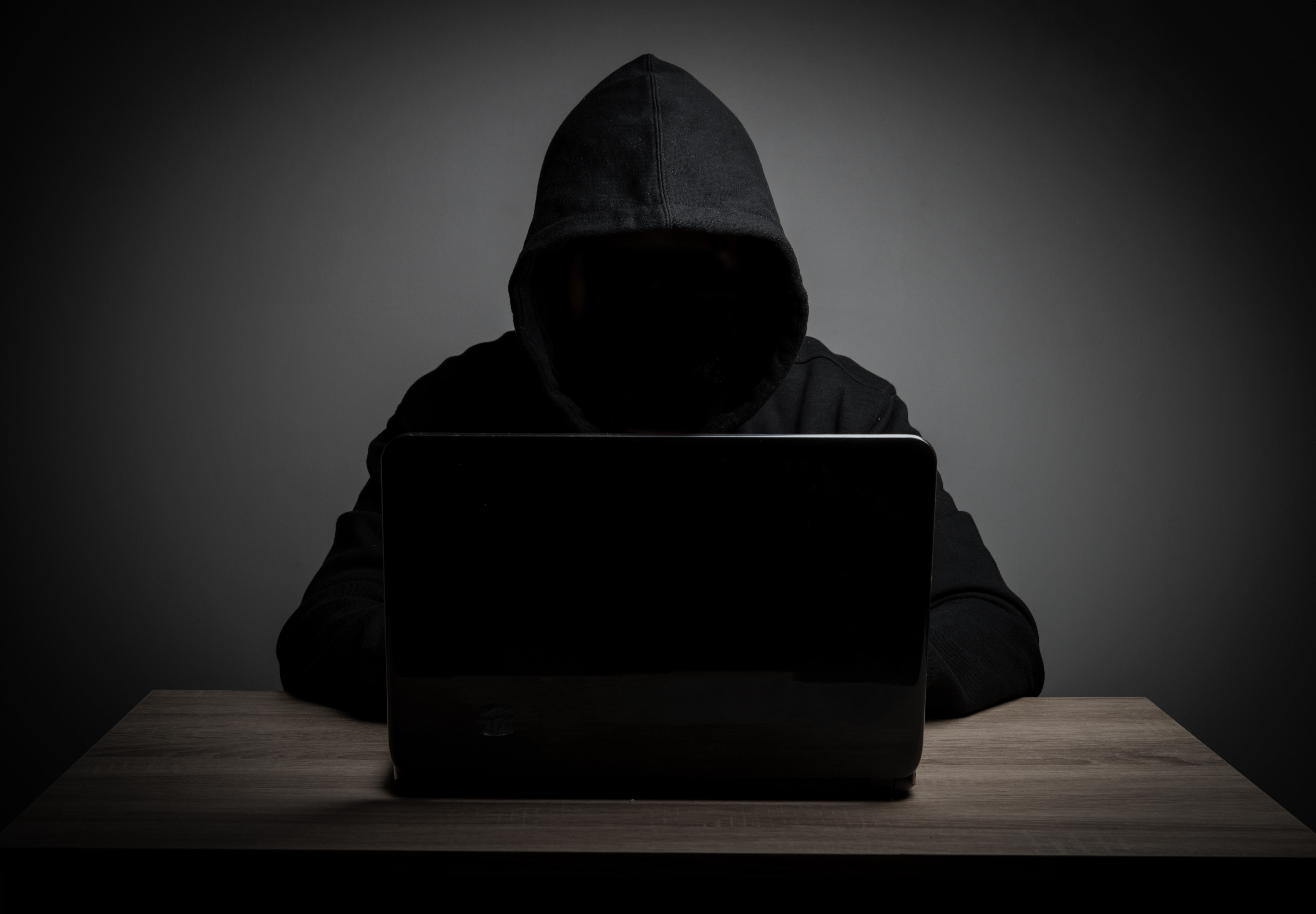 Hacker tentando acessar os dados dos pacientes.