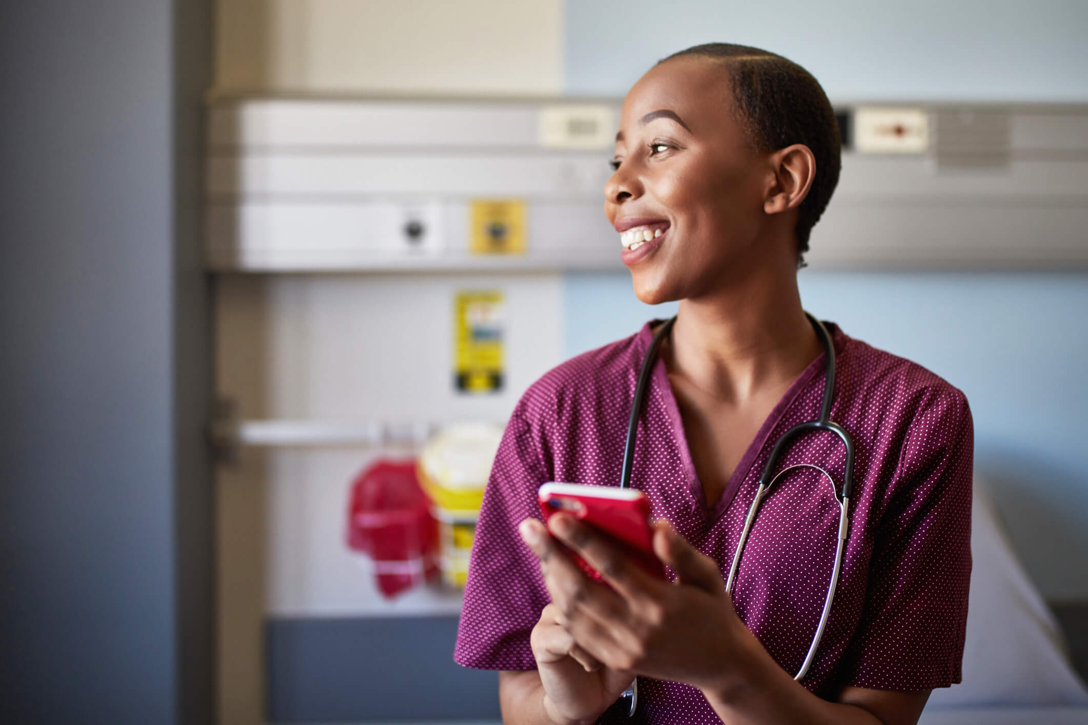 Mulher entendendo o código de ética médica e redes sociais