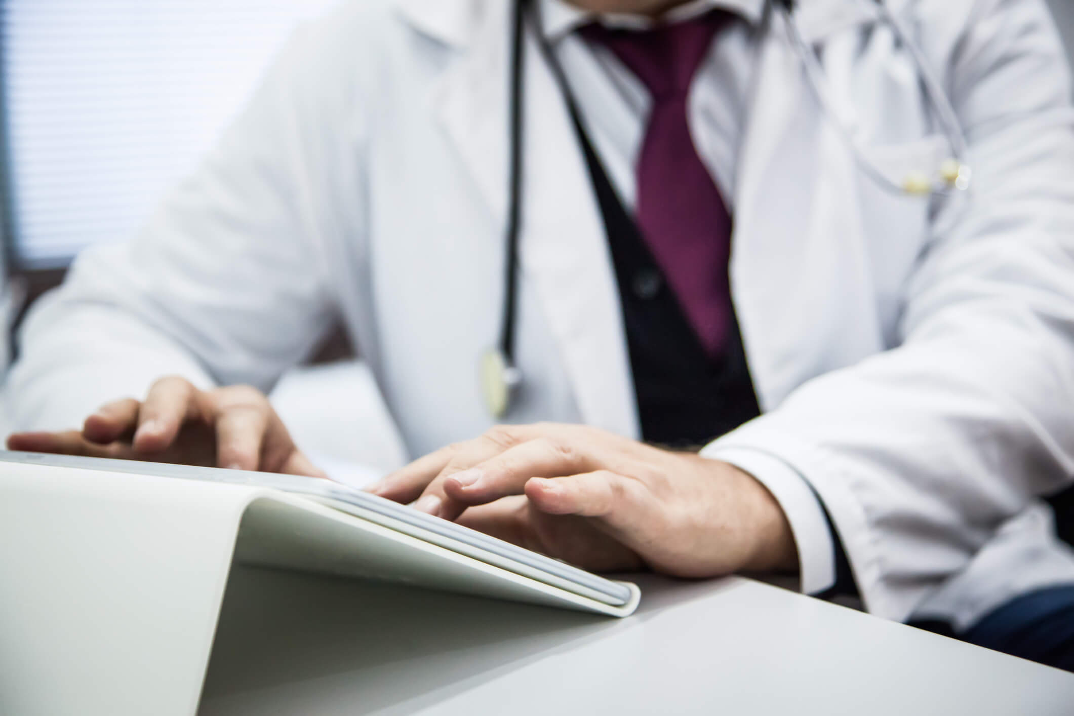 Médico otimizando rotina de trabalho do consultório