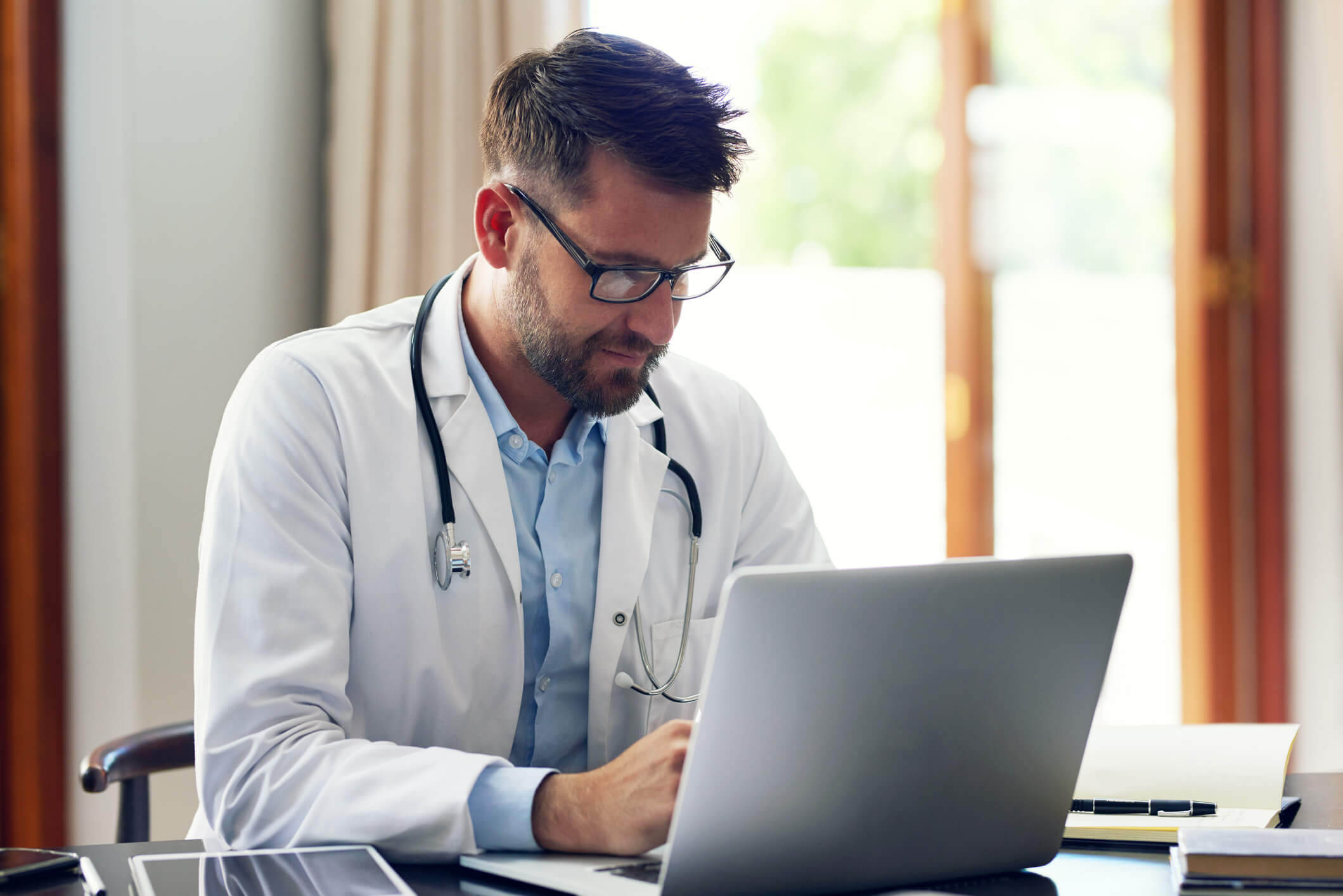Médico fazendo gestão documental