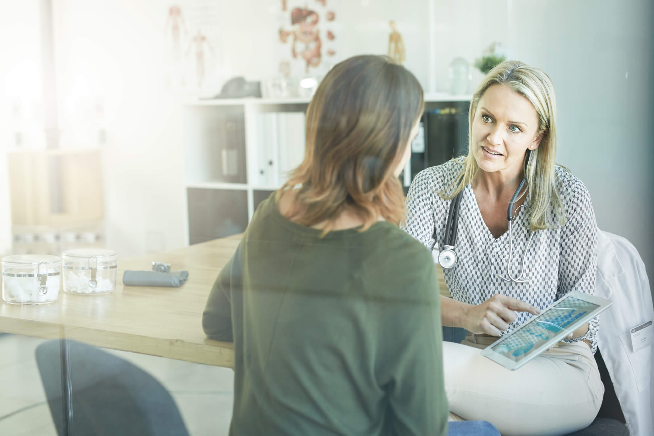 Médica realizando um bom atendimento ao paciente