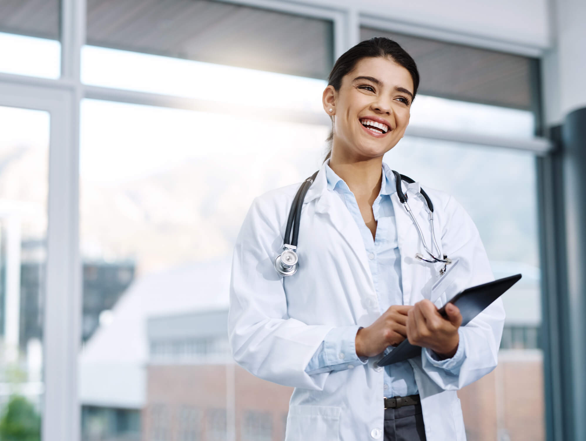 Médico empreendedor de sucesso sorrindo