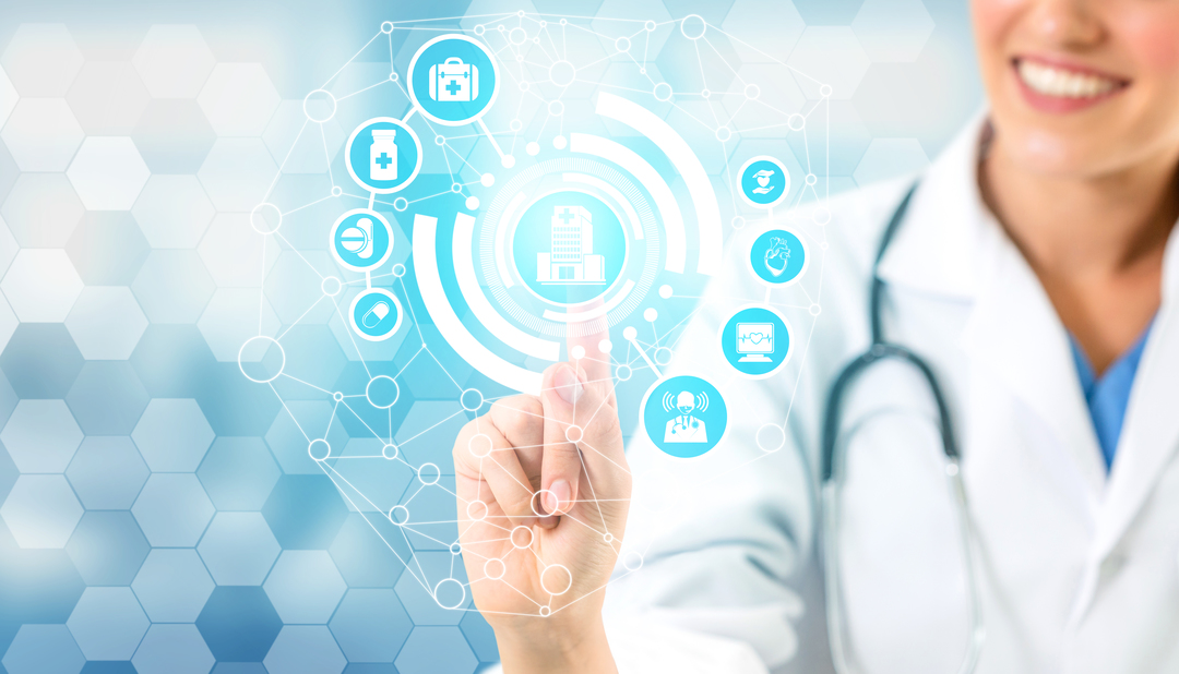 Imagem de médico tocando painel digital