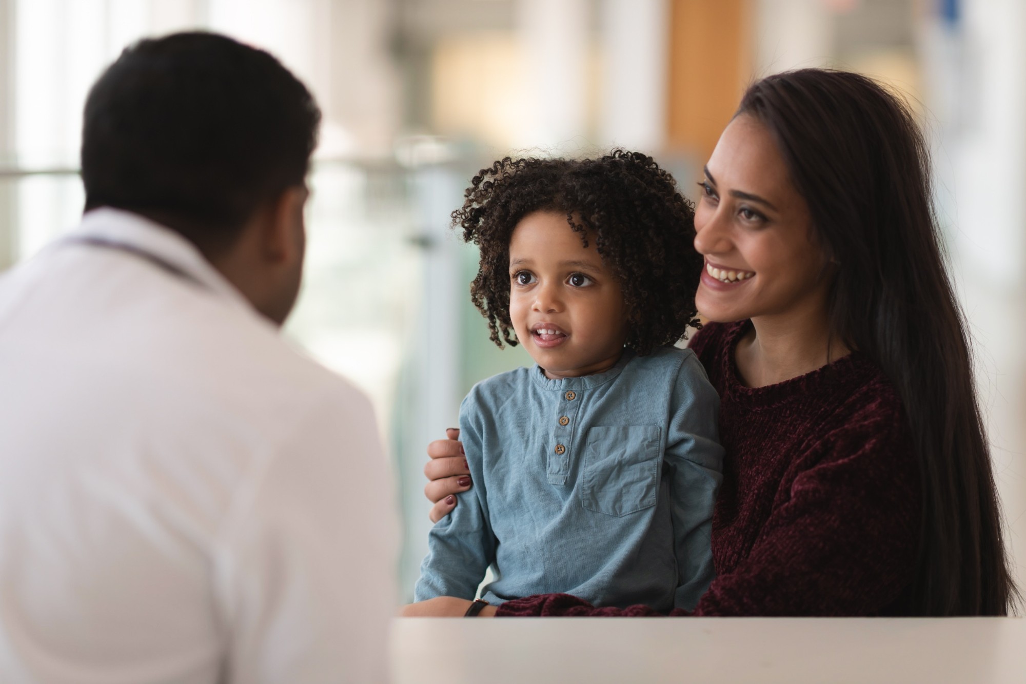 moça com filha tendo boa experiência na clínica médica