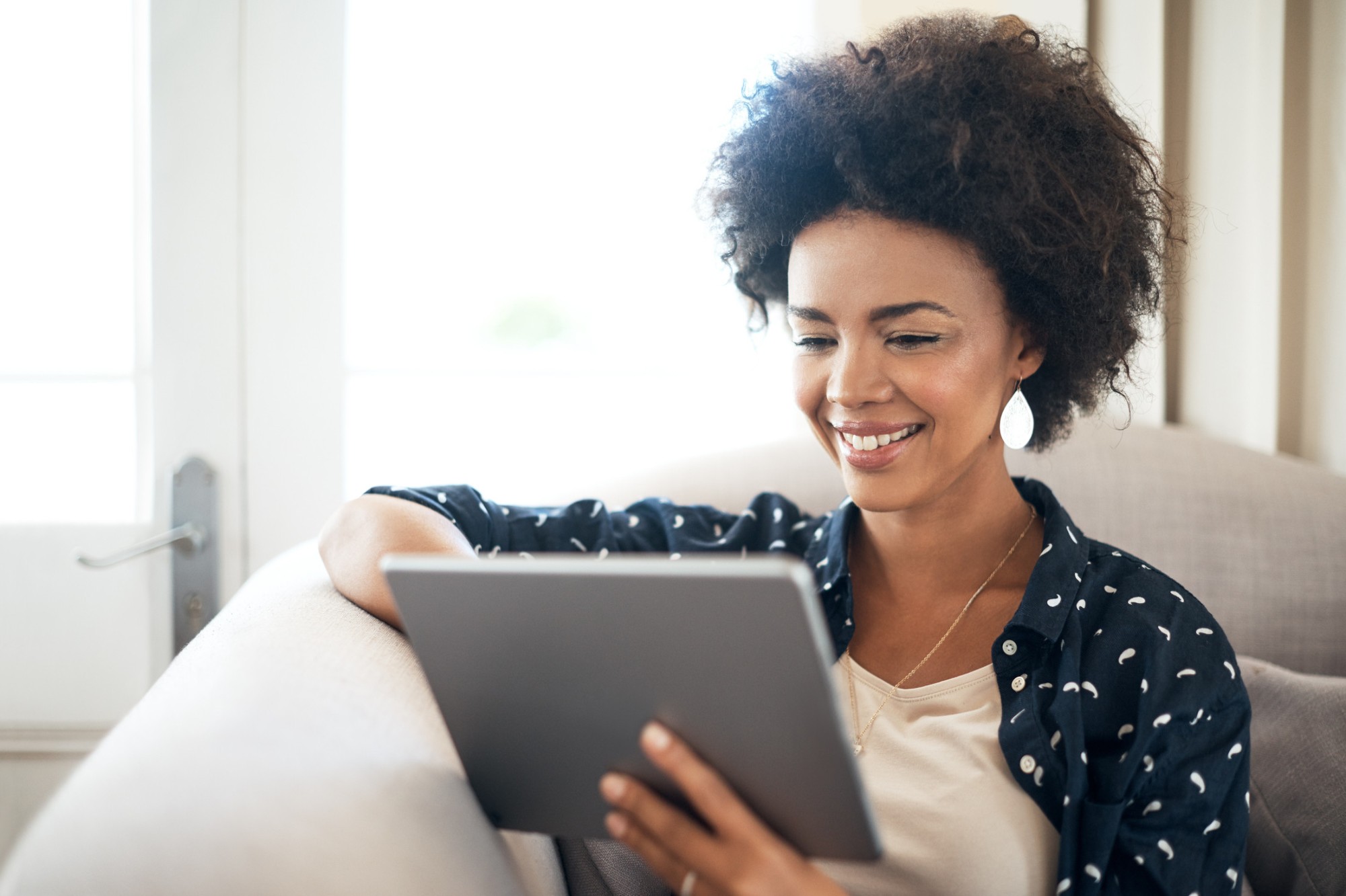 moça morena realizando um agendamento online com tablet