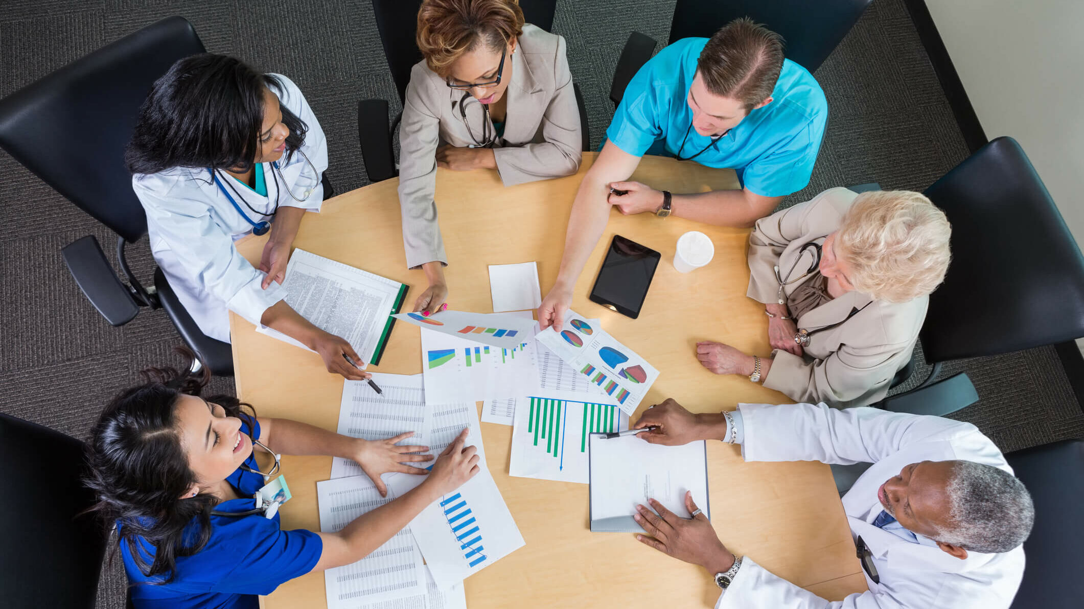 Profissionais analisando um relatório administrativo do consultório.