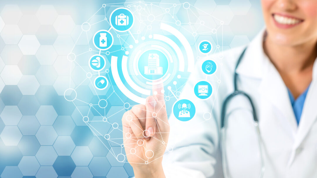Imagem de médico tocando painel digital