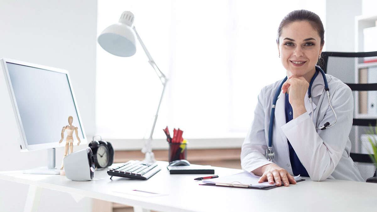Médica em seu consultório - como montar um consultório