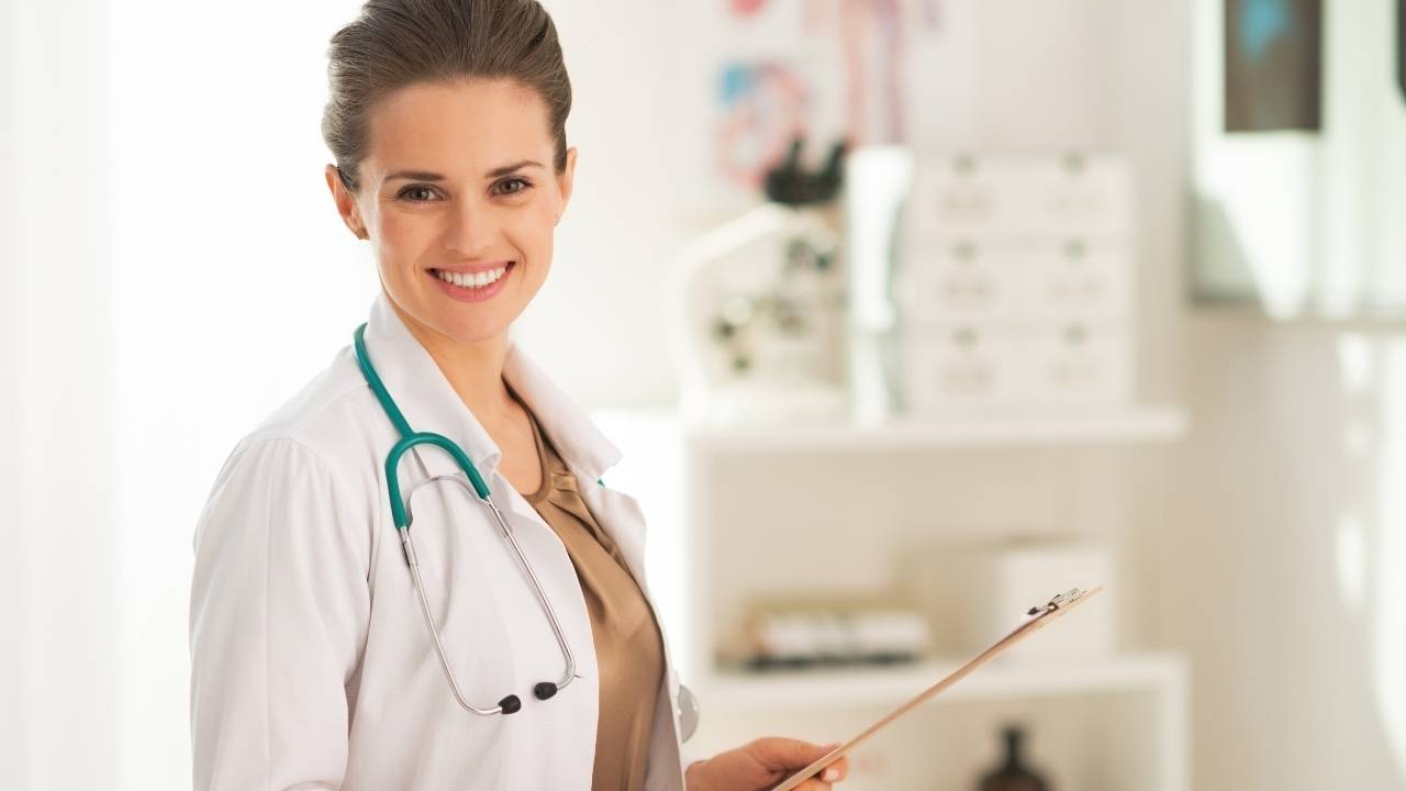 Equipamentos eletrônicos para consultório médico.