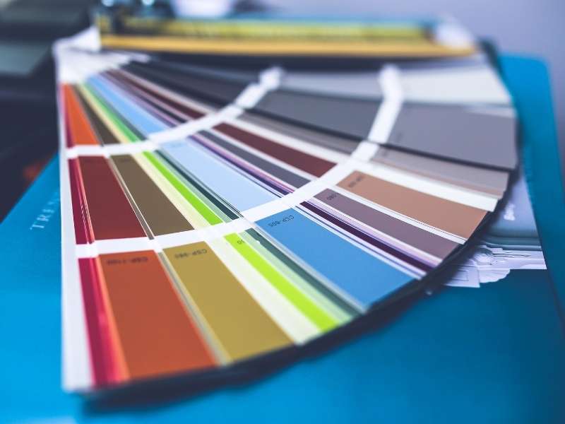Paleta de cores na mesa.