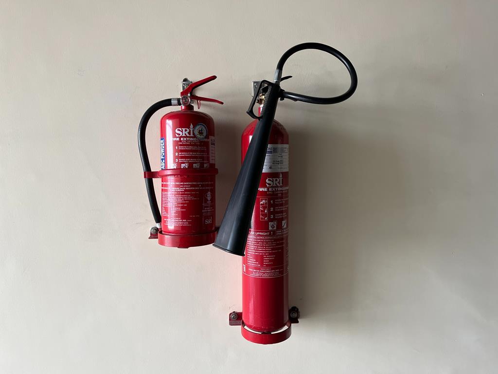 o corpo de bombeiros fará uma análise da planta e definirá o melhor local para o extintor na clínica médica