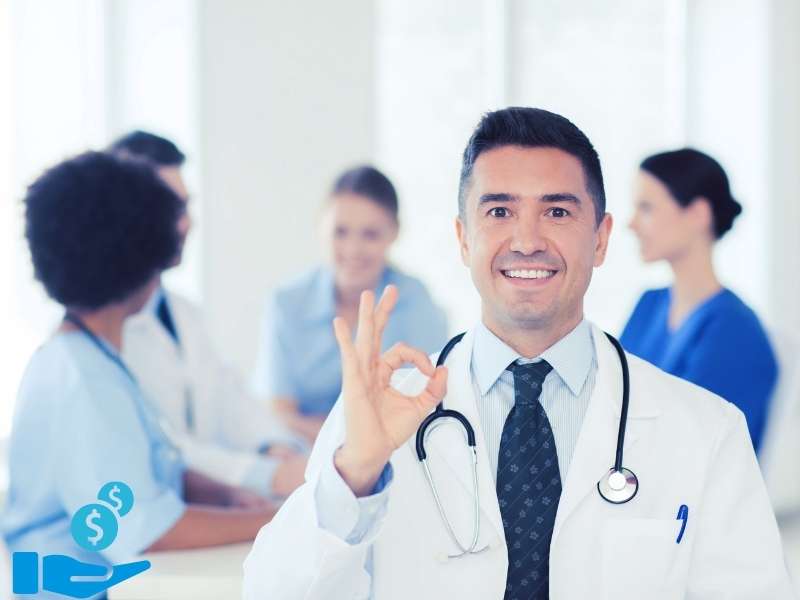 Medico feliz com o aumento de receita do consultório.