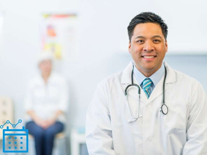 Médico feliz com a otimização da taxa de conversão nos agendamentos.