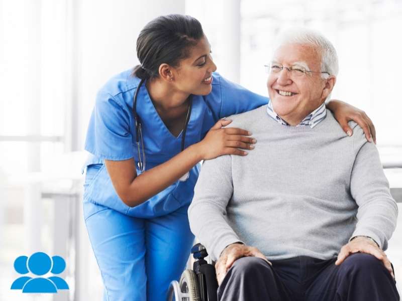 Paciente idoso feliz em consultório médico.