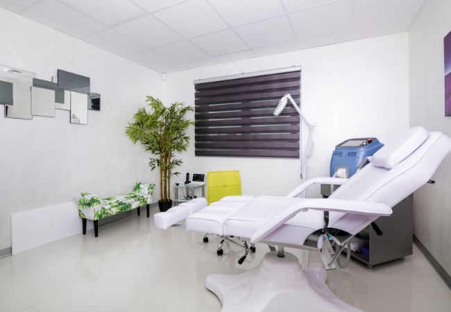 Em ambas opções há vantagens e desvantagens. Veja qual adequa melhor ao seu próprio consultório