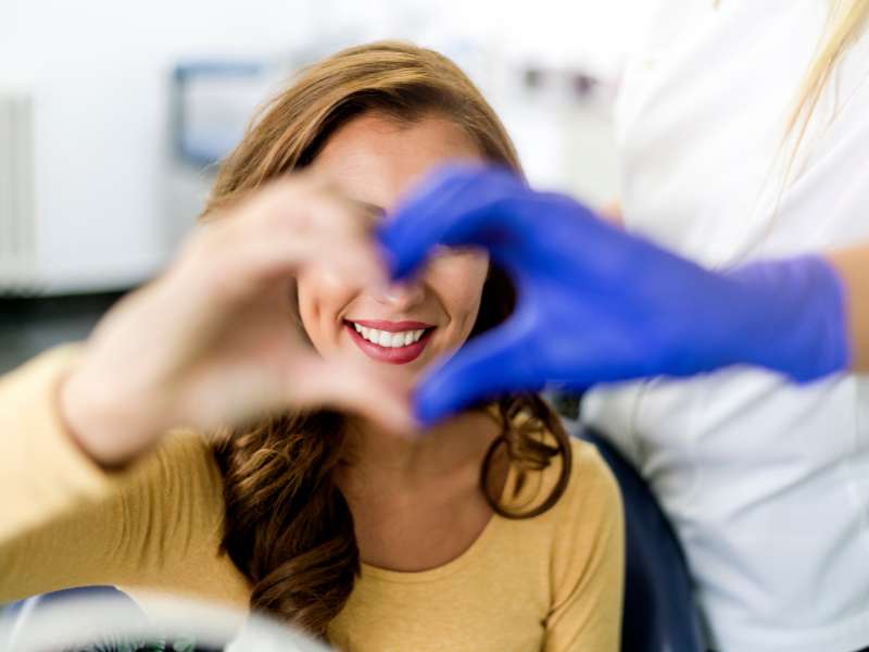 Paciente feliz com médico.