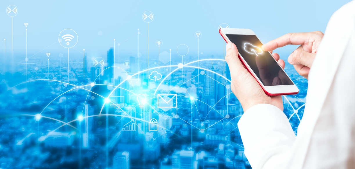Mão do homem usando smartphone para conectar informações de dados e fundo desfocado da cidade.